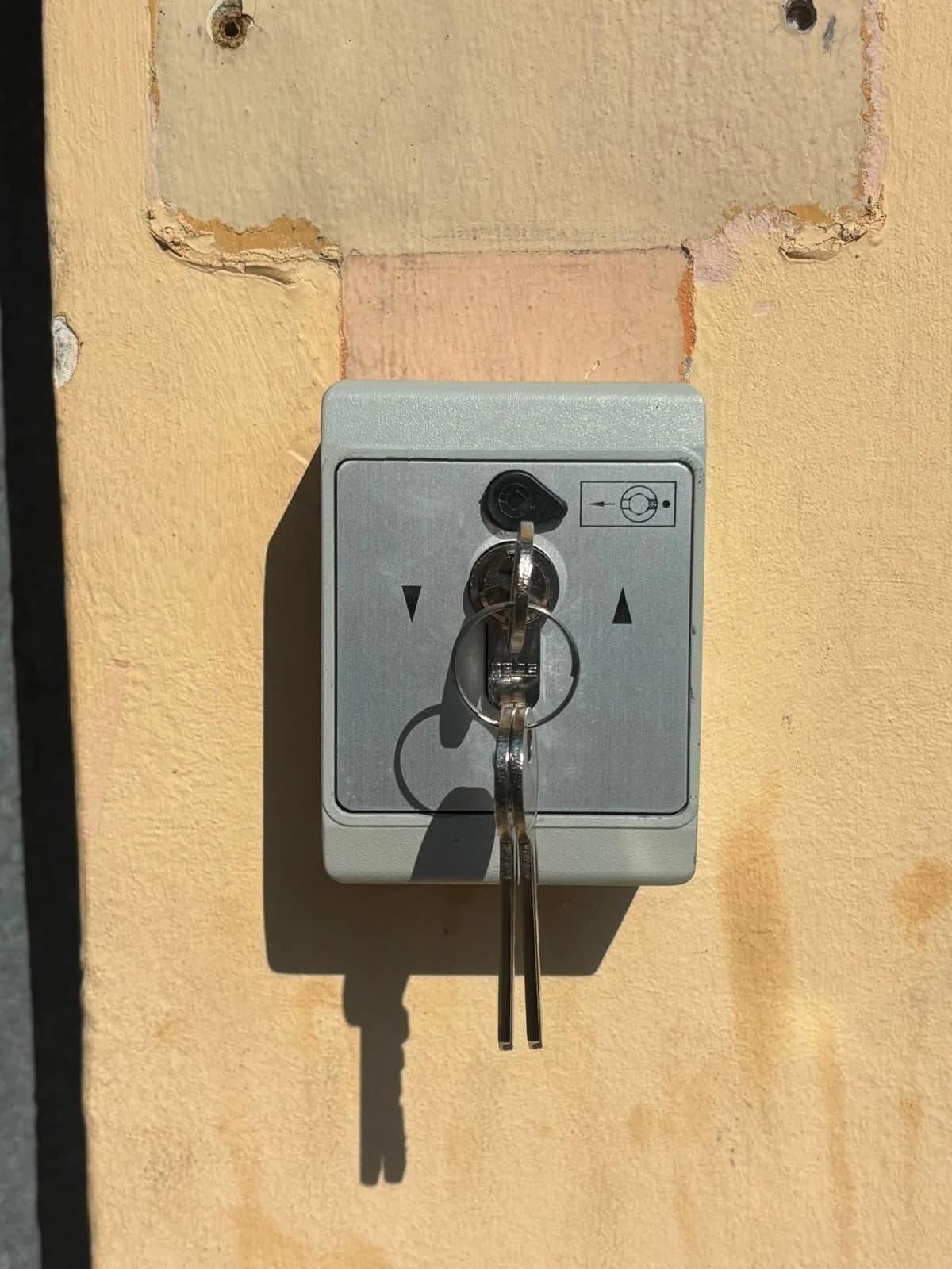 Contacteur à clé de commande d’un moteur de rideau métallique