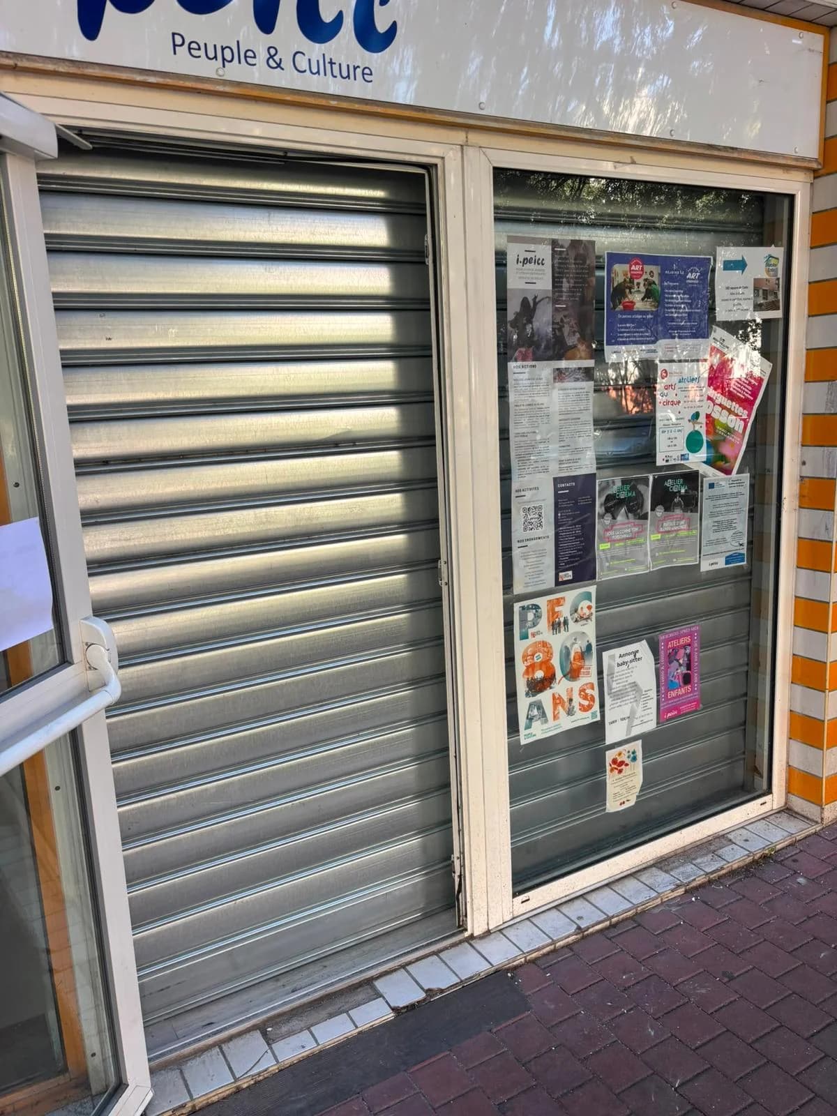 Rideau métallique d’un local associatif