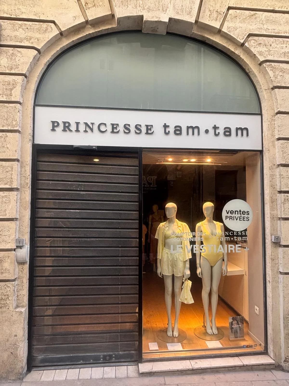 Rideau métallique fermé devant l’entrée d’une boutique de lingerie