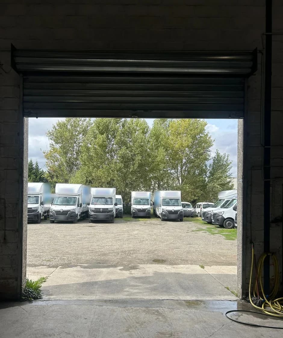 Le même rideau remis droit et enroulé, ouverture dégagée