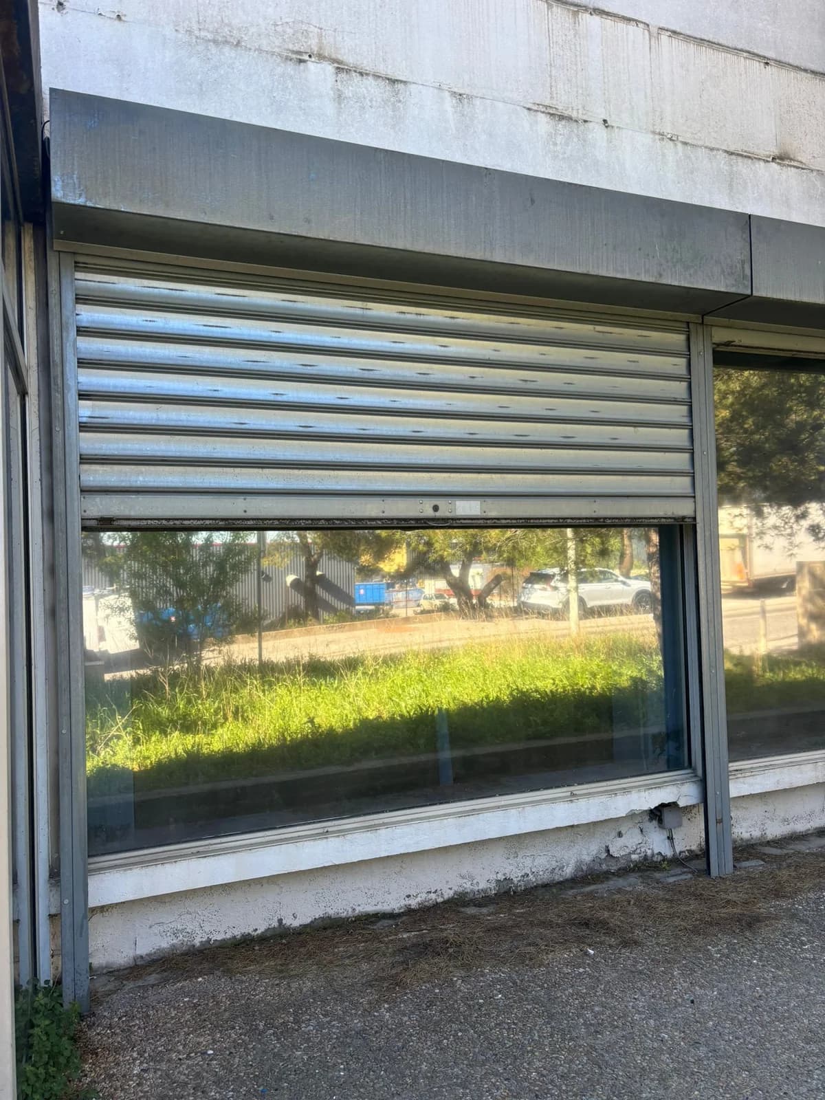 Rideau métallique de vitrine sur rue