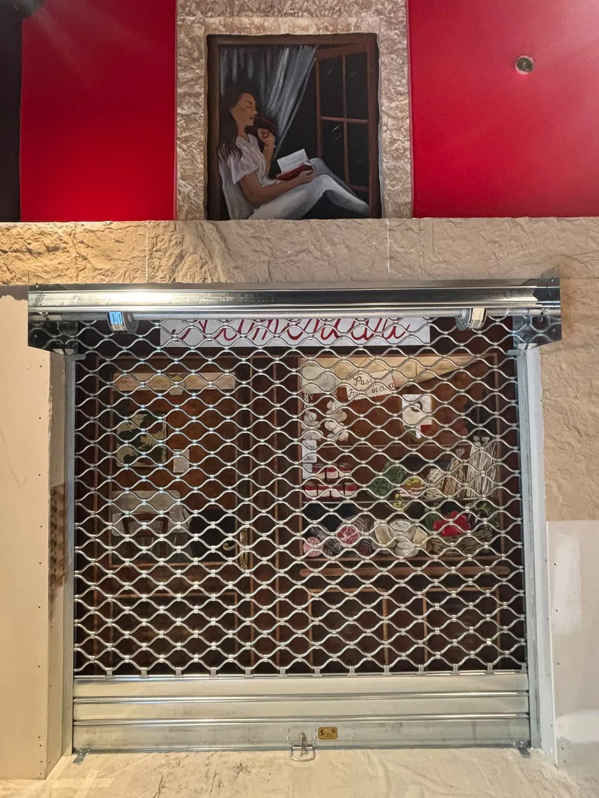 Grille cobra posée devant une épicerie à façade peinte