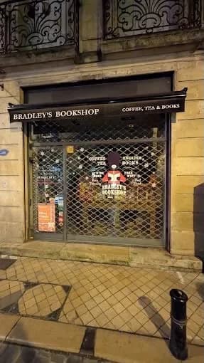 Grille cobra fermée devant la vitrine d’une librairie