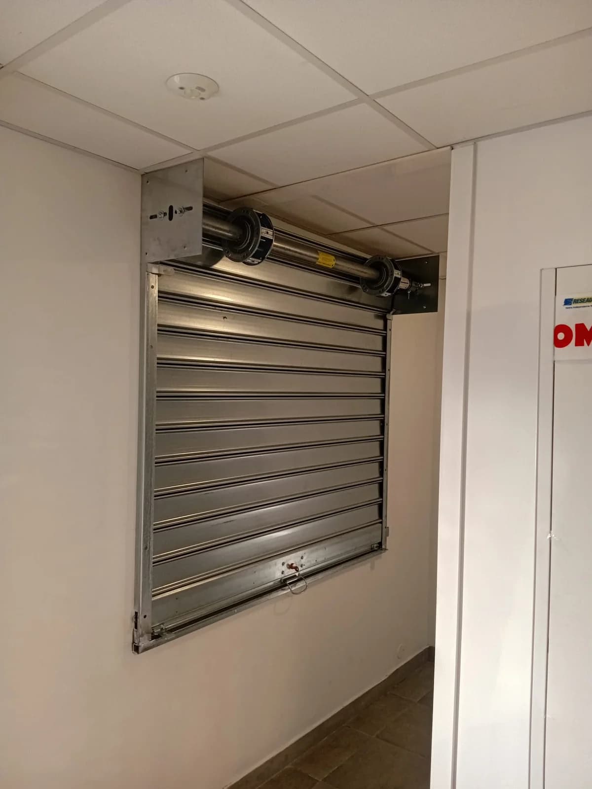 Petit rideau métallique de guichet posé en intérieur