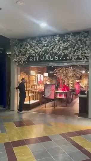 Rideau métallique micro-perforé qui se ferme devant une boutique