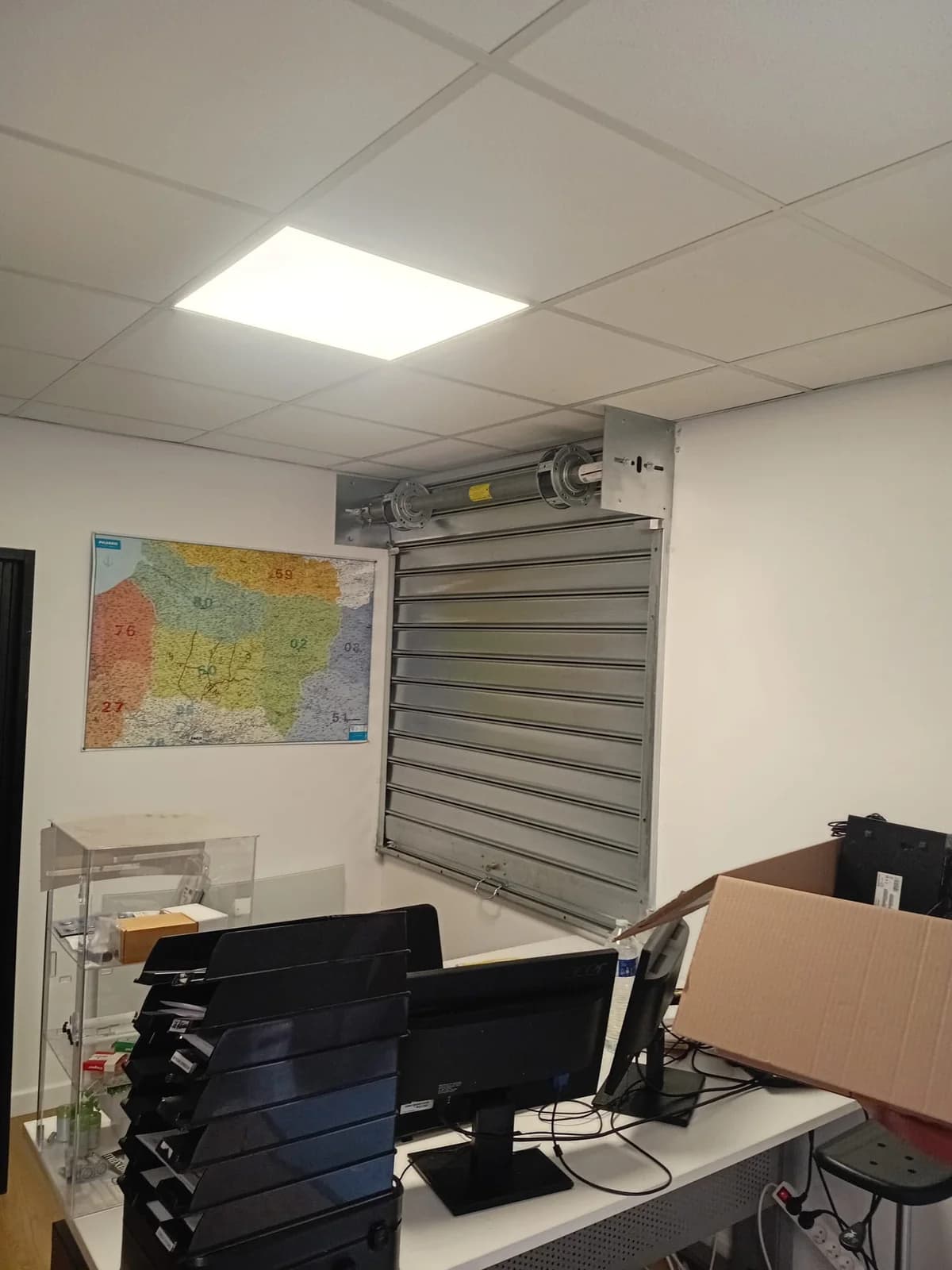 Le rideau de guichet dans le bureau, vu de l’intérieur